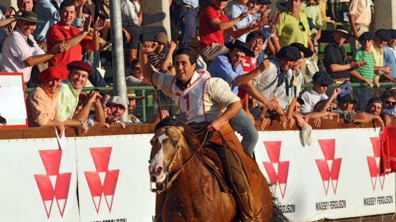 Montando o cavalo Matreiro do Itaporor&oacute;, o grande vencedor do Freio de Ouro 2009 na categoria macho, o ginete Zeca Macedo, comemora junto as arquibancadas da pista principal de provas do Parque de Exposi&ccedil;&otilde;es Assis Brasil, em Esteio.