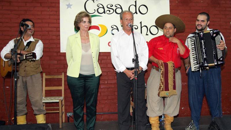 A governadora Yeda Crusius, acompanhada do secretário da Agricultura, Pecuária, Pesca e Agronegócio, João Carlos Machado(3ºesq/dir), participa do tradicional Jantar dos Peões, no restaurante Casa do Gaúcho, no Parque de Exposições Assis Brasil, em Esteio.