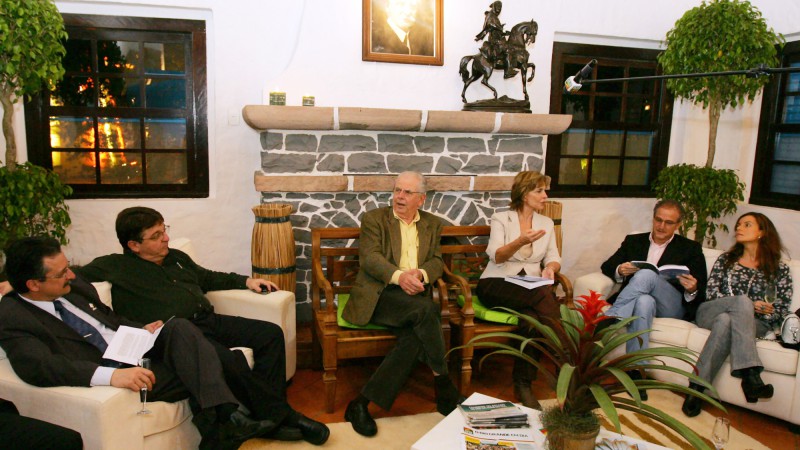 A governadora Yeda Crusius, durante reunião à noite, na Casa de Governo do Parque Assis Brasil, em Esteio, com a família Kroeff, antiga proprietária da residência que hoje é sede do Executivo gaúcho durante a Expointer.