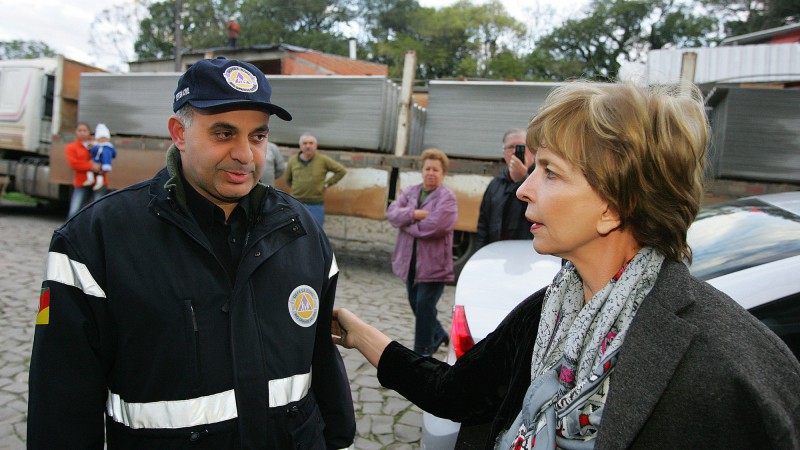Governadora Yeda Crusius, acompanhada do  coordenador estadual da Defesa Civil, coronel Joel Prates Pedroso, durante a entrega de material de constru&ccedil;&atilde;o, para a regi&atilde;o atingida.