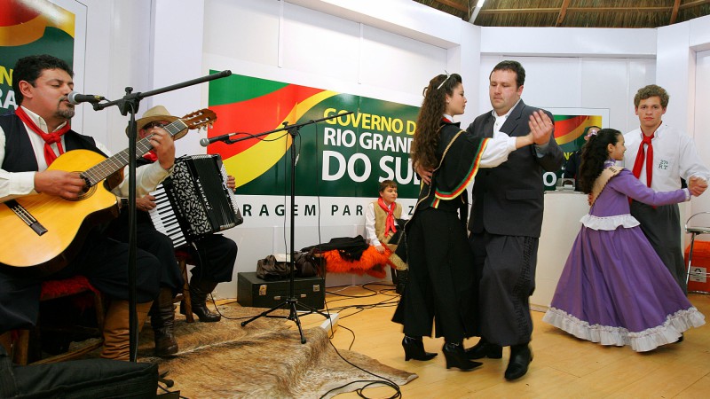 Espa&ccedil;o do Governo do Rio Grande do Sul, na pra&ccedil;a da Matriz, oferece m&uacute;sica e dan&ccedil;a tradicionalista durante as comemora&ccedil;&otilde;es da Semana Farroupilha.