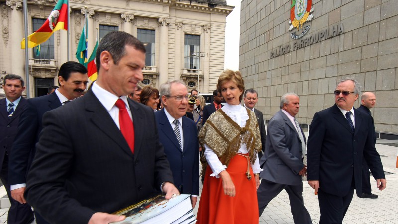 Governadora Yeda Crusius e equipe, acompanhada dos demais poderes encaminham a proposta or&ccedil;ament&aacute;ria para 2010 &agrave; Assembl&eacute;ia Legislativa.