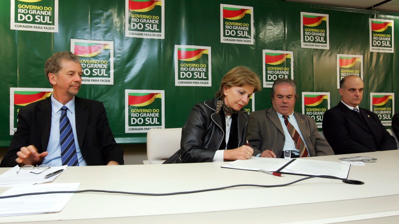 Governadora Yeda Crusius, durante ato de assinatura de cessão de uso de imóvel à Prefeitura de Porto Alegre e assinatura de 33 escrituras de doações a prefeituras do Interior do Estado, no Auditório do Caff.
