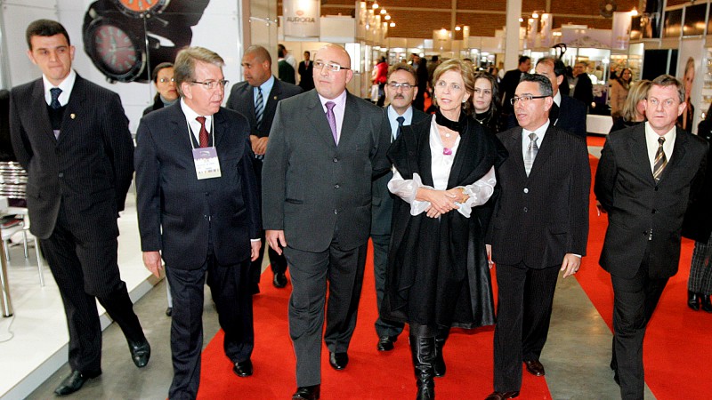 Governadora Yeda Crusius, durante visita aos estandes da XX Ajorsul Fair Merco&oacute;ptica - Feira de J&oacute;ias, Rel&oacute;gios e &Oacute;pticas, em Gramado.