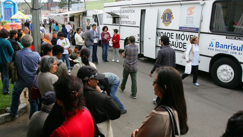 Unidade m&oacute;vel da sa&uacute;de, oferece a possibilidade da realiza&ccedil;&atilde;o exames gratuitos e atendimento cl&iacute;nico, durante a Rua da Cidadania, em Santo Antonio da Patrulha.
