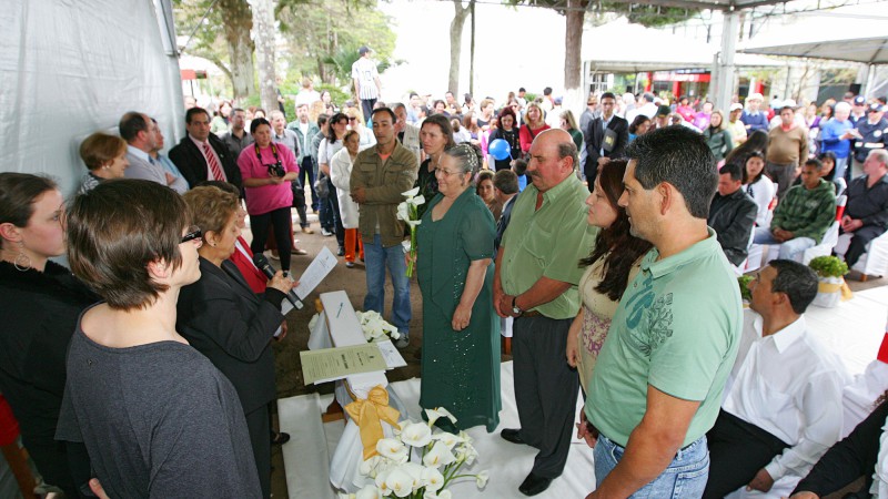 A presidente do Comitê de Ação Solidária, Tarsila Crusius(E), assiste a cerimônia de casamento coletivo, durante a Rua da Cidadania em Lagoa Vermelha.