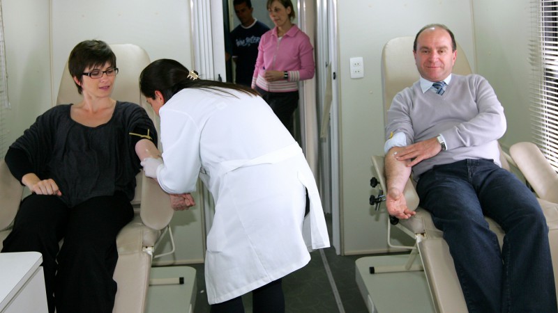 A presidente do Comitê de Ação Solidária, Tarsila Crusius, acompanhada do prefeito, Getúlio Cerioli, realiza exames de sangue na unidade móvel da secretaria da Saúde, durante a Rua da Cidadania em Lagoa Vermelha.