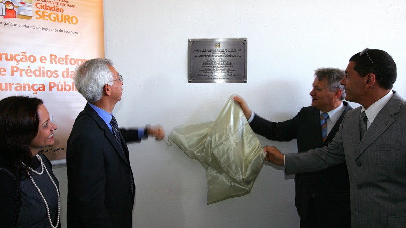 O secretário da Segurança Pública, Gen.Edson Goularte(E), durante a solenidade de inauguração das novas instalações da delegacia de polícia de Pronto Atendimento, em Alvorada.