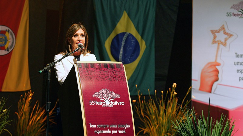 A secretária da Cultura, Mônica Leal, em seu discurso durante a abertura oficial da 55ª edição da Feira do Livro de Porto Alegre.