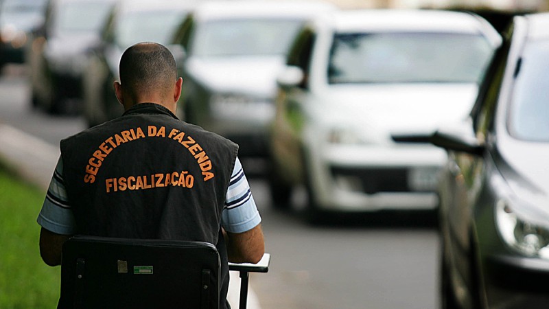 A Secretaria da Fazenda, acompanhada da EPTC, realiza fiscalização do IPVA na Avenida Goeth.