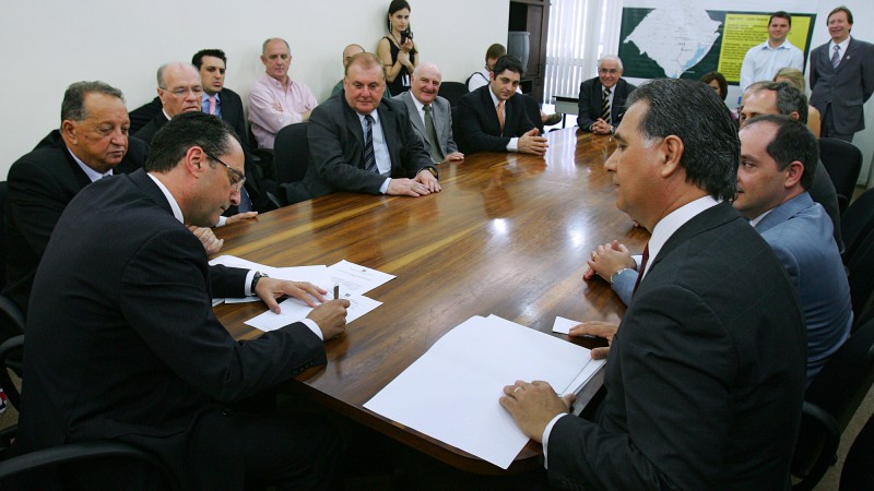 O secret&aacute;rio de InfraEstrutura e Log&iacute;stica, Daniel Andrade, na presen&ccedil;a do diretor do Departamento Aeroportu&aacute;rio (DAP), Fernando Coronel, durante a cerim&ocirc;nia de assinatura do contrato para melhorias nos aeroportos de Caxias do  Sul, Erechim e Passo Fundo.