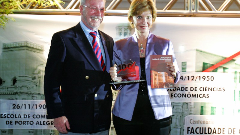A governadora, Yeda Crusius, participa do jantar de encerramento das comemorações do Ano do Centenário da Faculdade de Ciências Econômicas da Ufrgs.
