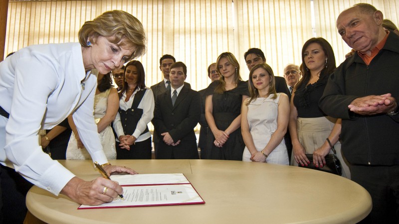 A Governadora Yeda Crusius,participa da solenidade de assinatura do projeto de lei dos Defensores P&uacute;blicos.