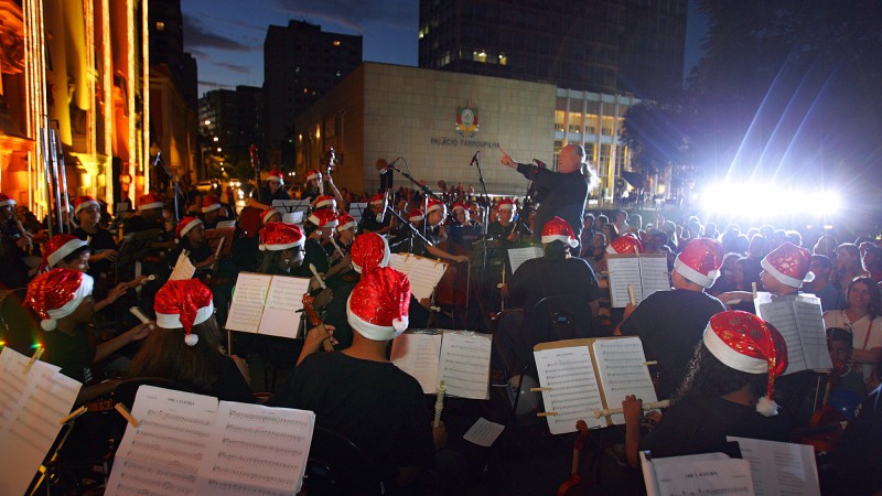 Solenidade oficial de abertura oficial do Natal na Pra&ccedil;a 2009, com a inaugura&ccedil;&atilde;o da decora&ccedil;&atilde;o e ilumina&ccedil;&atilde;o especial, na Pra&ccedil;a da Matriz de Porto Alegre, em frente ao Pal&aacute;cio Piratini.