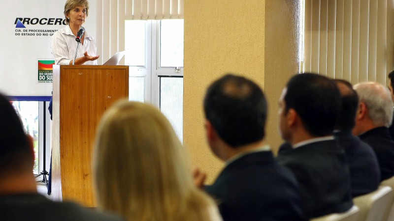 Governadora Yeda Crusius, durante solenidade de lan&ccedil;amento do Programa Jovem Digital, no Audit&oacute;rio do  Centro Administrativo Fernando Ferrari.