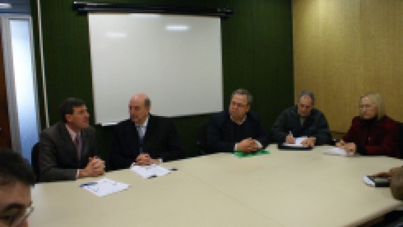 Em reuni&atilde;o na Comiss&atilde;o de Sa&uacute;de e Meio Ambiente da Assembleia Legislativa, o secret&aacute;rio da Sa&uacute;de, Osmar Terra, informou&nbsp;que o Laborat&oacute;rio Central do Estado (Lacen/RS) foi aprovado pela Funda&ccedil;&atilde;o Osvaldo Cruz (Fiocruz), no Rio de Janeiro,&nbsp;para realizar