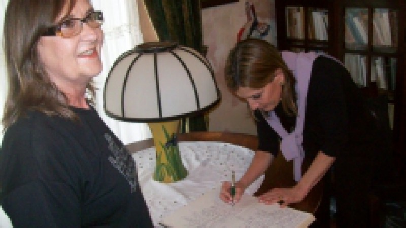 Em solenidade realizada no sábado (28), a secretária da Cultura, Mônica Leal, assinou  protocolo de tombamento do Castelo de Pedras Altas. A secretaria se orgulha em tombar o acervo bibliográfico e documental, os bens móveis e naturais desse patrimônio
