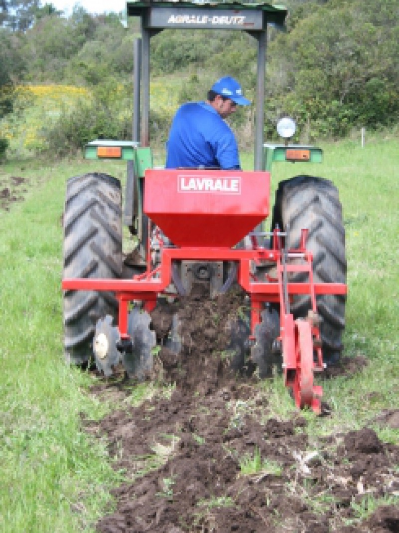 Com a finalidade de capacitar pequenos produtores rurais do munic&iacute;pio de Cangu&ccedil;u, a Emater/RS-Ascar firmou parceria com a Universidade Federal de Pelotas (UFPel) na promo&ccedil;&atilde;o de cursos. Opera&ccedil;&atilde;o e manuten&ccedil;&atilde;o de m&aacute;quinas agr&iacute;colas ser&aacute; o primeiro, nesta