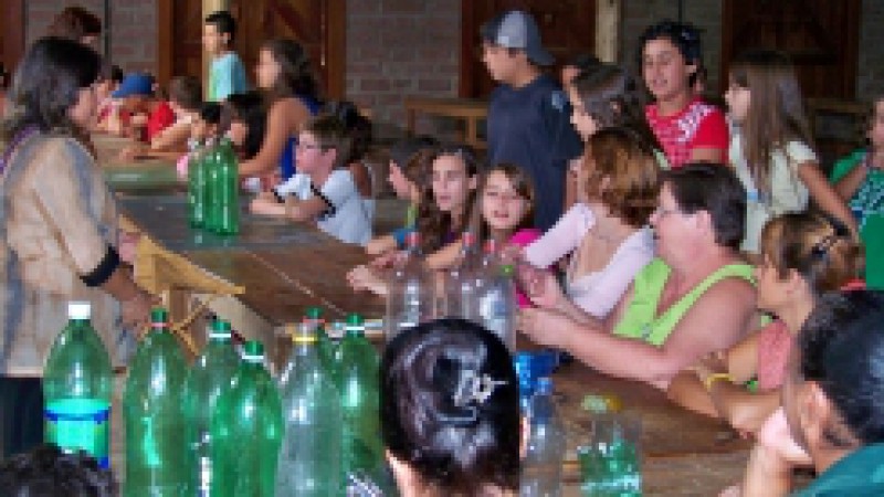 &nbsp;Numa a&ccedil;&atilde;o da Coordenadoria Estadual da Mulher, ligada ao Gabinete da Governadora, mulheres do bairro Rubem Berta, em Porto Alegre, participar&atilde;o nesta ter&ccedil;a-feira (26) de&nbsp;Oficina de Gera&ccedil;&atilde;o de Renda com material reciclado (garrafas pet), realizada na