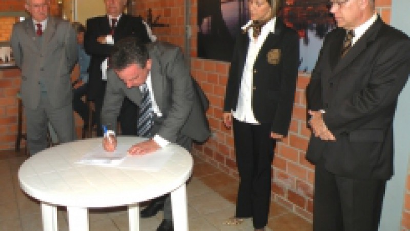 O Banrisul e a Industrial Pag&eacute;, empresa de secagem e armazenagem de gr&atilde;os, firmaram, nesta sexta-feira (4), na Expointer 2009, um conv&ecirc;nio de coopera&ccedil;&atilde;o t&eacute;cnica e financeira. O acordo visa &agrave; amplia&ccedil;&atilde;o de oportunidades de comercializa&ccedil;&atilde;o dos produtos