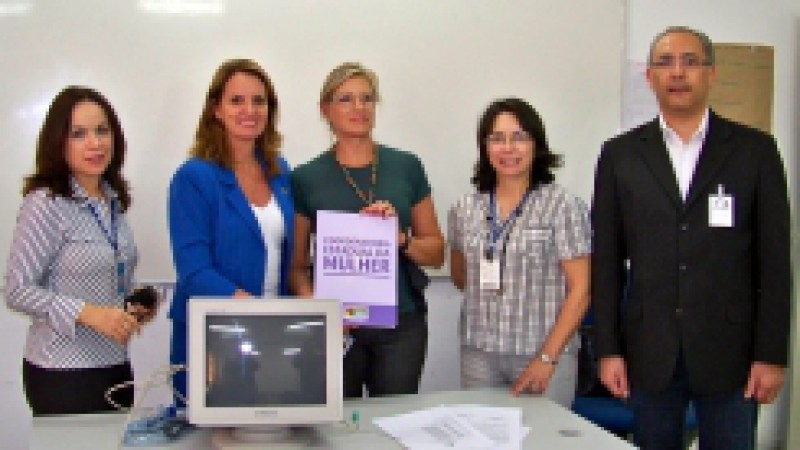 A Coordenadoria Estadual da Mulher realizou, na tarde desta terça-feira (28), a entrega de 20 computadores e mesas para o Núcleo de Educação de Jovens e Adultos que funciona nas dependências do presídio feminino Madre Pelletier, em Porto Alegre.  Através