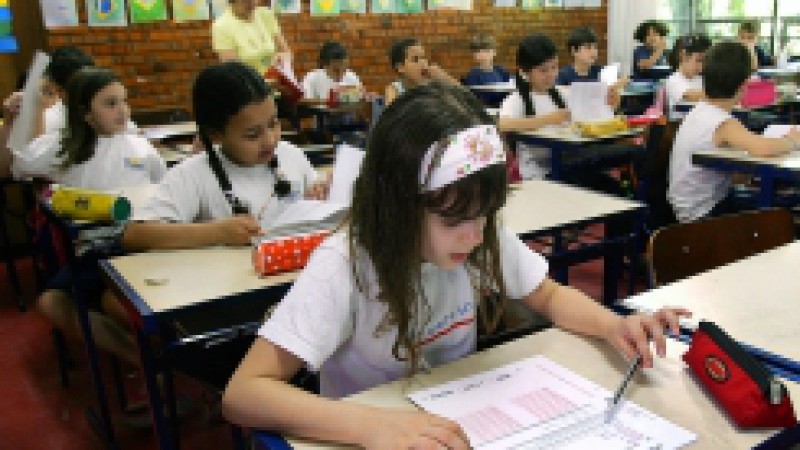 A governadora Yeda Crusius assinou decreto que classifica as escolas estaduais segundo seu nível socioeconômico, para aumentar as cotas de autonomia destinadas mensalmente aos estabelecimentos de ensino. O valor total do sistema, por mês, passou de R$