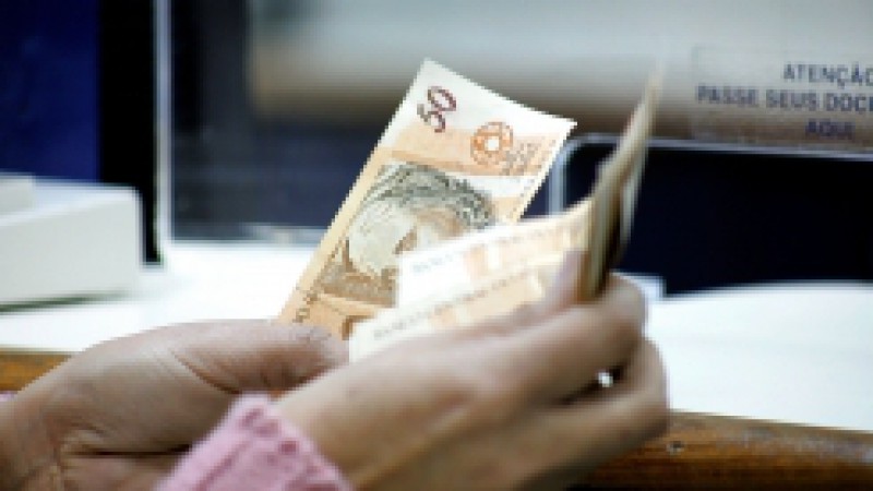 Pelo segundo ano consecutivo, os servidores públicos não precisarão recorrer a empréstimos do Banrisul para receber o 13º salário. Até o dia 20 de dezembro, a folha extra será depositada aos cerca de 270 mil funcionários do Executivo. Incluindo os