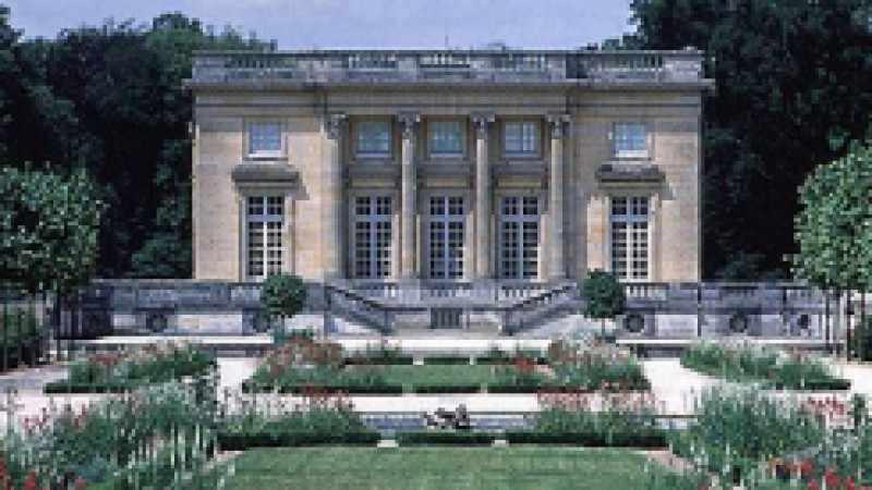 O Pal&aacute;cio Piratini inicia sua hist&oacute;ria em 1896, quando o governo de J&uacute;lio de Castilhos decide demolir o centen&aacute;rio Pal&aacute;cio de Barro para edificar, no mesmo local, um novo pal&aacute;cio, mais adequado &agrave;s exig&ecirc;ncias e ao gosto da &eacute;poca. Num per&iacute;odo de 15 anos,