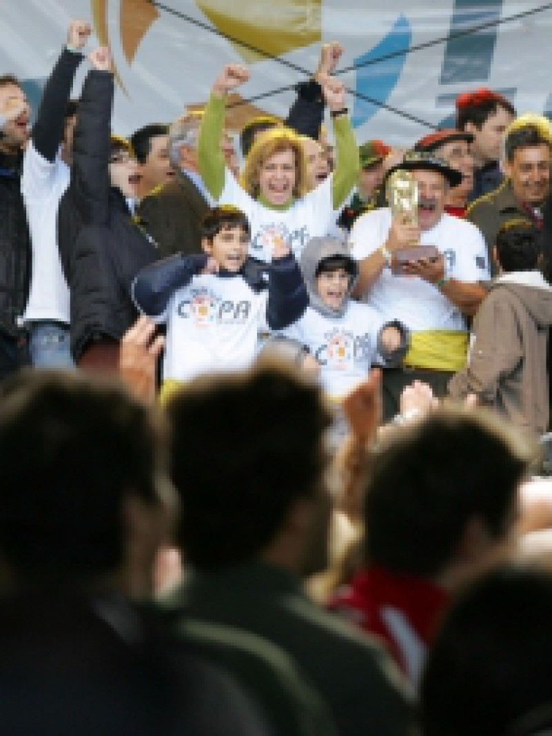 Com uma festa que reuniu centenas de pessoas no Parque Farroupilha (Reden&ccedil;&atilde;o), na tarde deste domingo (31), os ga&uacute;chos comemoraram a escolha pela Fifa de Porto Alegre como uma das 12 cidades-sede da Copa do Mundo de 2014. No Rio Grande do Sul, a prepa&ccedil;&atilde;o