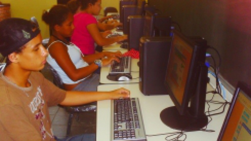 Cem escolas estaduais começam a receber, a partir desta segunda-feira (19), computadores do Projeto Sala de Aula Digital, que faz parte do Programa Estruturante Boa Escola para Todos. No total serão distribuídos 1.000 equipamentos às escolas. Cada uma