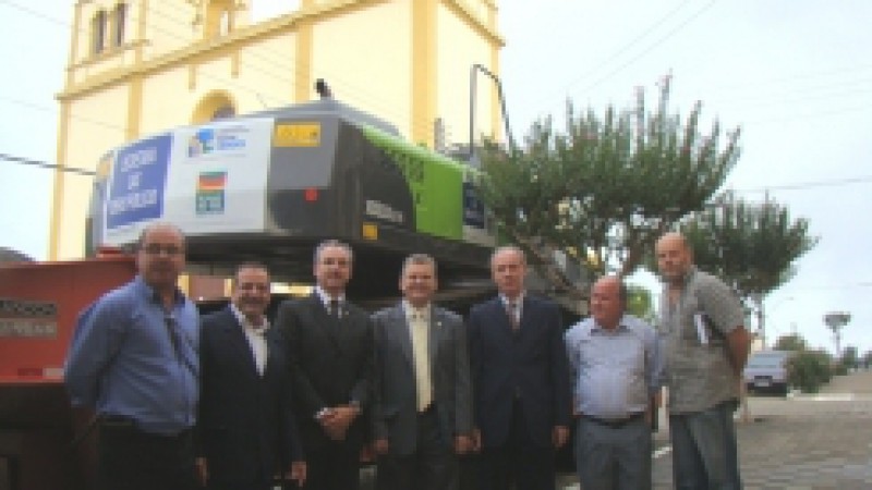 A população rural de Piratini, primeira Capital Farroupilha, terá uma série de melhorias em estradas do interior, beneficiando 12 mil moradores de comunidades rurais. O governo do Estado, por intermédio da Secretaria de Obras Públicas, disponibilizou na