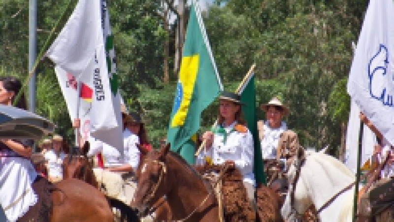 O governo do Estado esteve representado no s&aacute;bado (07) pela coordenadora estadual da Mulher, Maria Helena Gonzalez, na cavalgada de mulheres promovida pela Prefeitura&nbsp;de Caxias do Sul. O evento fez parte das comemora&ccedil;&otilde;es do Dia Internacional da Mulher. A