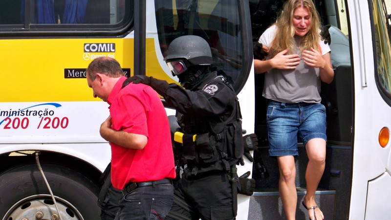 O Grupo de Ações Táticas Especiais (GATE) da Brigada Militar (BM) realiza, ao lado das Casas de Governo do Rio Grande do Sul, ação simulada de resgate de uma vítima de sequestro em um ônibus.