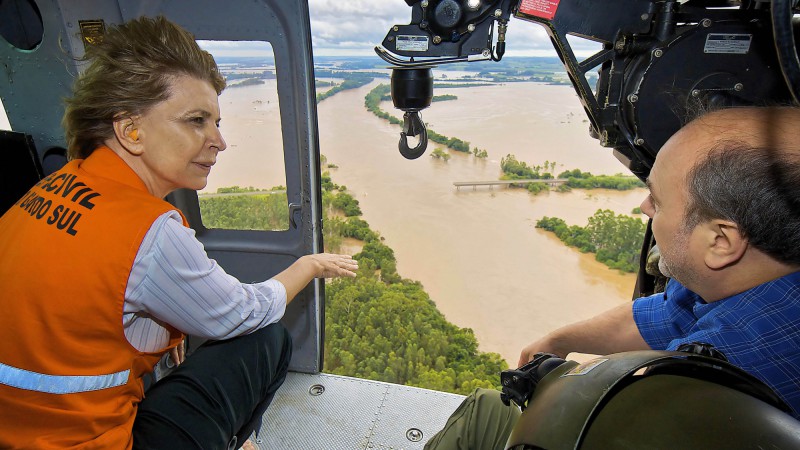 A Governadora Yeda Crusius (E) e o prefeito de Santa Maria, Cezar Schirmer vistoriam os estragos causados na queda de uma ponte sobre o Rio Jacu&iacute;, na RSC-287, no limite entre Agudo e Restinga Seca, na Regi&atilde;o Central, &agrave; 241km de Porto Alegre. A Base A&eacute;rea
