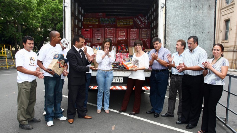 A Presidente do Comitê de Ação Solidária, Tarsila Crusius, recebe doações simbólicas de alimentos da rede UNISUPER e da CEASA, que serão destinadas às vítimas atigindas pelos recentes temporais no Estado.