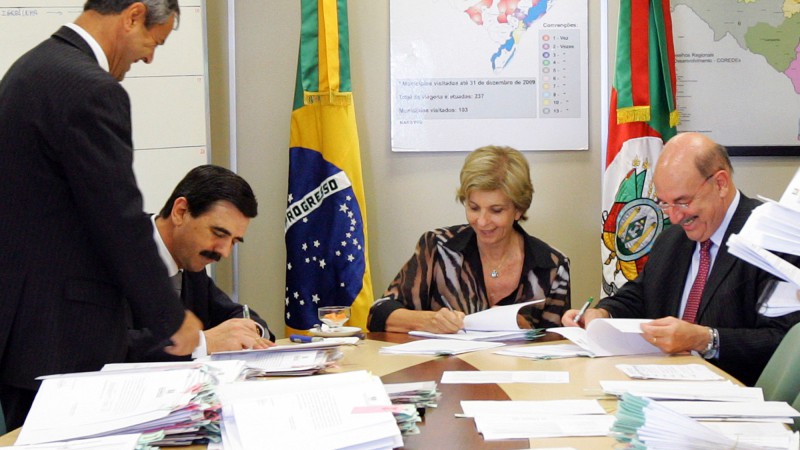 Governadora Yeda Crusius, o Chefe da Casa Civil, Otomar Vivian, e o secret&aacute;rio da Sa&uacute;de, osmar Terra(d), durante assinatura de decretos beneficiando &aacute;rea da Sa&uacute;de.