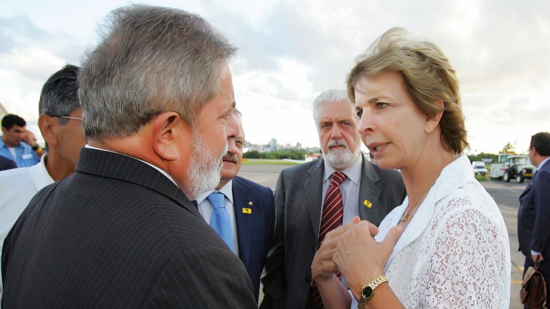 A governadora Yeda Crusius, ladeada pelo governador da Bahia, Jaques Wagner, conversa com o presidente da República, Luiz Inácio Lula da Silva, no seu desembarque no Aeroporto Internacional Salgado Filho, em Porto Alegre.