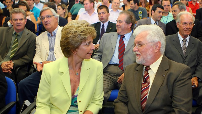 Governadora Yeda Crusius, acompanhada do reitor da Unisinos, Marcelo Fernandes Aquino, durante assinatura de convênio entre Governo do Estado e Unisinos para projeto de apoio à expansão do Tecnosinos.