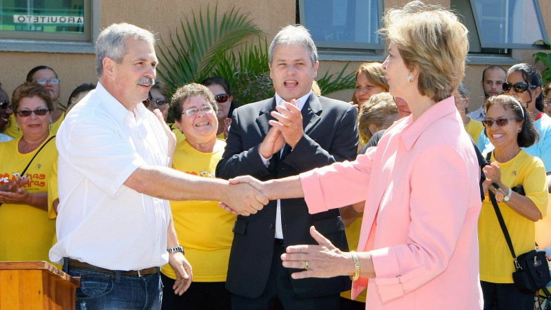 A governadora Yeda Crusius, acompanhada do secretário da Habitação, Saneamento e Desenvolvimento Urbano, Marco Alba(C), cumprimenta o prefeito de Balneário Pinhal, Jorge Luis de Souza Fonseca, durante a cerimônia para o anúncio de obras de saneamento e