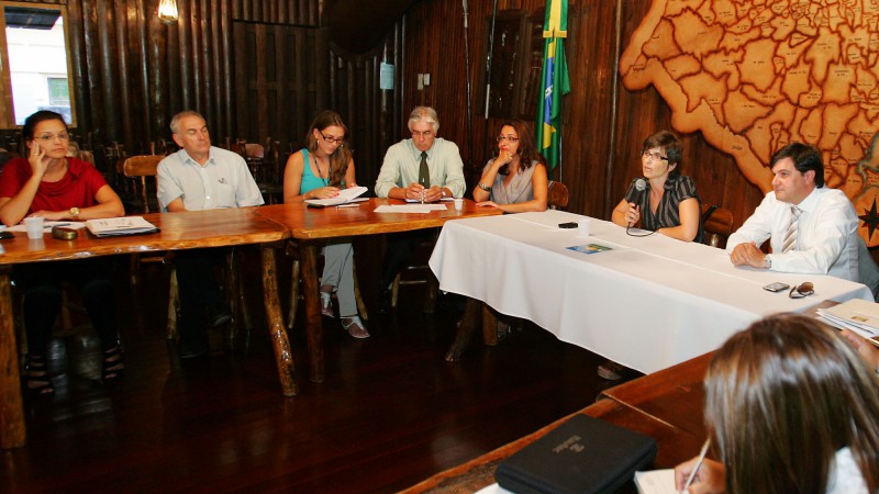 A presidente do Comitê de Ação Solidária, Tarsila Crusius, durante reunião, no Galpão Crioulo do Palácio Piratini, debate a preparação da primeira Edição da Rua da Cidadania em 2010, que será realizada no dia 27 de março , no município de São Gabriel.