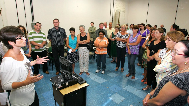 A presidente do Comitê de Ação Solidária, Tarsila Crusius, juntamente com a sub-secretária da Saúde, Arita Bergman, durante entrega de 20 computadores, equipamento mobiliário e dois bebedouros ao Hospital Psiquiátrico São Pedro, como parte da meta de