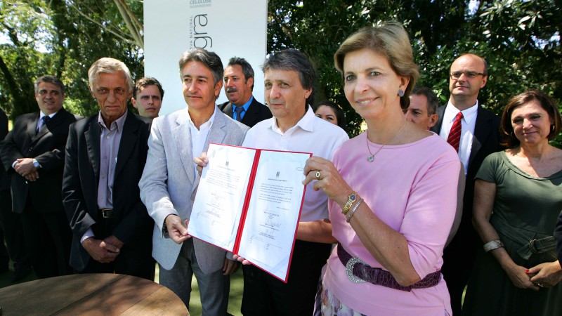 A governadora Yeda Crusius, acompanhada (esq/dir) do prefeito de Barra do Ribeiro, Walter Naibert, do secret&aacute;rio do Meio Ambiente, Berfran Rosado, do presidente da CMPC Celulose Rio-grandense, Walter L&iacute;dio Nunes, e da secret&aacute;ria Geral de Governo, Ana