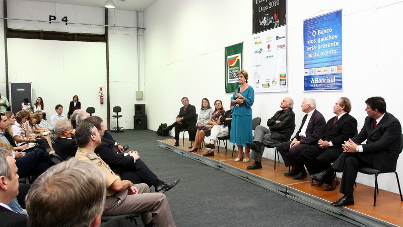 A governadora Yeda Crusius discursa durante a solenidade de inauguração do Espaço da Orquestra Sinfônica de Porto Alegre (Ospa) no Cais do Porto Mauá, em Porto Alegre.