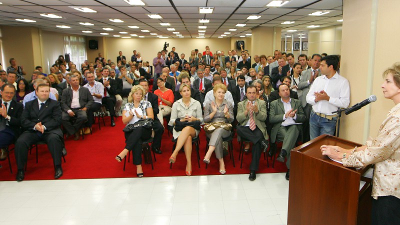 A governadora Yeda Crusius discursa durante a solenidade que autoriza a Secretaria de Habitação, Saneamento e Desenvolvimento Urbano, por intermédio da Fundação de Planejamento Metropolitano e Regional (Metroplan), o convênio para repassar recursos para