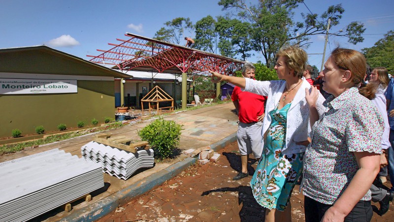 A governadora Yeda Crusius conversa com os moradores de Horizontina durante vistoria aos estragos causados pelo temporal que atingiu o município na ultima semana.