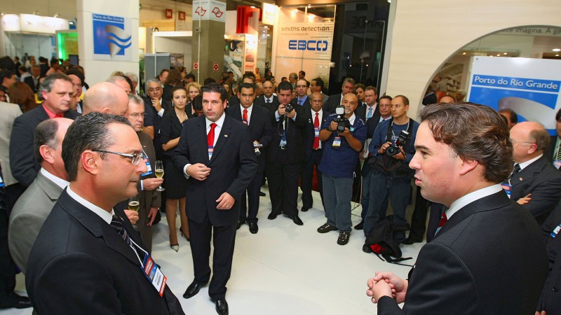 O secretário de Infraestrutura e Logística, Daniel Andrade, durante recepção ao ministro dos Transportes, Obras Públicas e Manejo de Água da Holanda, Camiel Eurlings(D), no estande do Porto do Rio Grande, na feira Intermodal South América, em São Paulo.