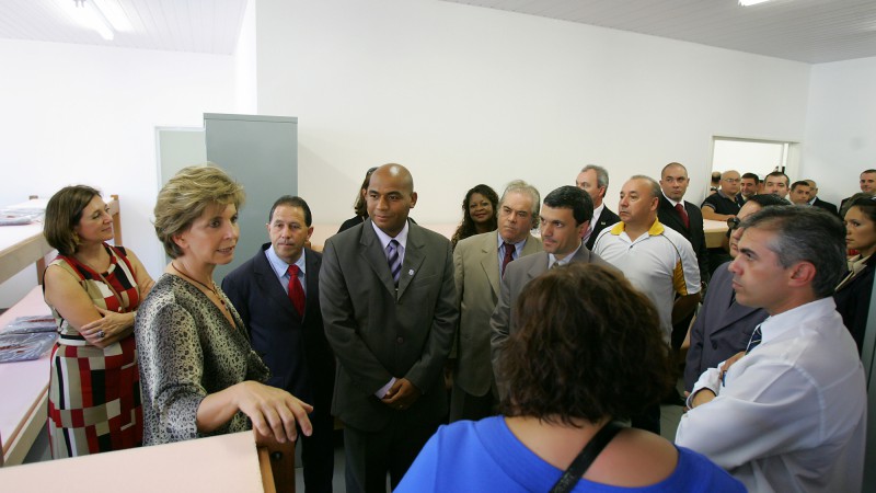 A governadora Yeda Crusius, acompanhada da secretária Geral de Governo, Ana Pellini(E) e do prefeito de Viamão, Alex Boscaini(D), durante visita às instalações do albergue junto ao Instituto Penal de Viamão.