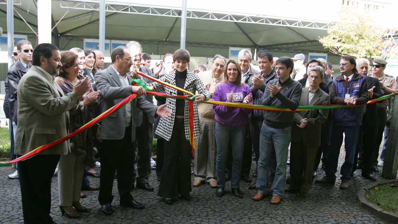 A presidente do Comit&ecirc; de A&ccedil;&atilde;o Solid&aacute;ria, Tarsila Crusius, acompanhada do Diretor do MARGS C&eacute;zar Prestes (1&ordm; esq/dir), do prefeito de Caxias do Sul, Jos&eacute; Ivo Sart&oacute;ri, do secret&aacute;rio estadual da Educa&ccedil;&atilde;o, Ervino Deon, do chefe da Casa Civil, Berc&iacute;lio