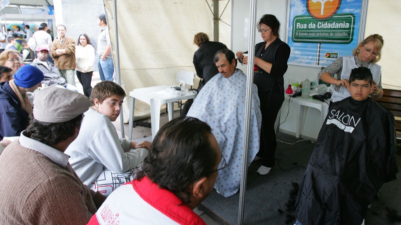 Mais de 130 cortes de cabelos foram realizados na Rua da Cidadania em Caxias do Sul.