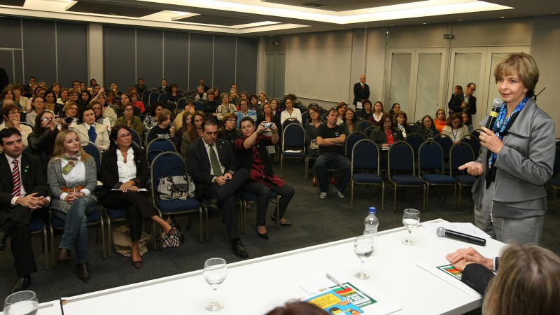 A governadora Yeda Crusius discursa, no salão de eventos da FIERGS, durante a abertura da Semana da Educação 2010 e apresentação dos resultados do Sistema de Avaliação do Rendimento Escolar do Rio Grande do Sul(SAERS/2009).